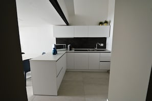 Suite Deluxe | Cuisine privée | Réfrigérateur, micro-ondes, plaque de cuisson, machine à expresso
