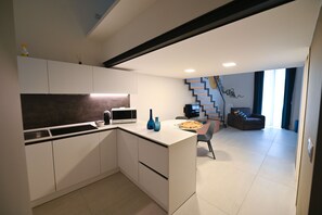 Suite, balkon | Privékeuken | Een koelkast, een microgolfoven, een kookplaat, een espressoapparaat