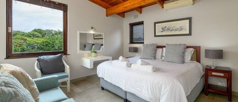 4 chambres, coffres-forts dans les chambres, fer et planche à repasser