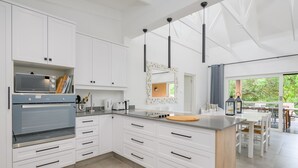 Villa – classic, 4 soverom | Eget kjøkken | Mikrobølgeovn, vannkoker og kjøkkenutstyr