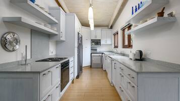 Classic Villa | Private kitchen | Microwave, electric kettle, toaster