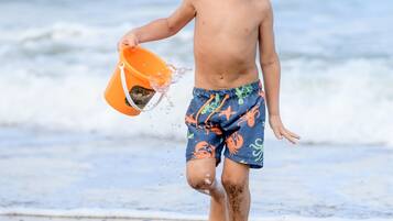 På stranden, surfing, kajakkpadling og roing