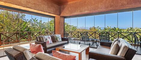 Villa Luxe, 4 chambres | Coin séjour | Télévision