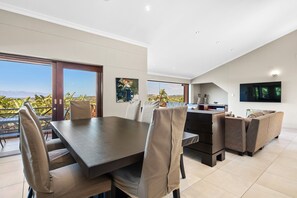 Luxury-Villa, 4 Schlafzimmer | Wohnbereich | Fernseher