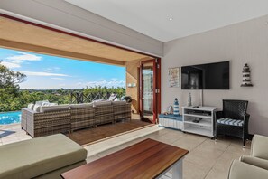 Villa Luxe | Coin séjour | Télévision, table de tennis de table