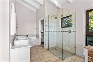 Luxury Villa | Bathroom | Towels
