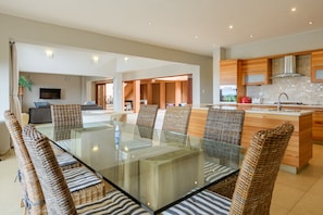 Deluxe Villa, 4 Bedrooms | In-room dining