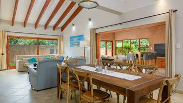 Luxury Villa, 4 Bedrooms | In-room dining