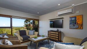 Villa – superior, 3 soverom | Oppholdsområde | Flatskjerm-TV