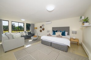 Luksusvilla, 5 soverom, privat basseng | 4 soverom, barnesenger og sengetøy