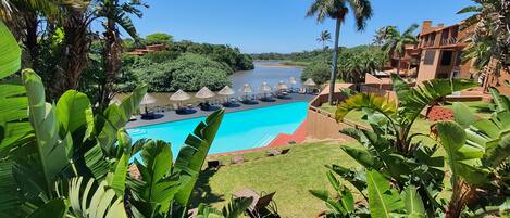 2 piscinas al aire libre