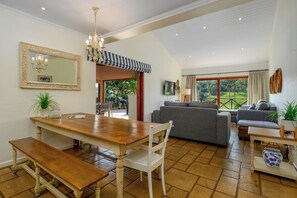 Superior Villa | Dining room