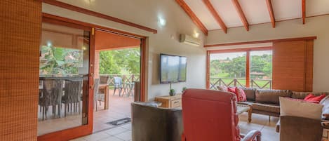 Maison Premium, 5 chambres | Coin séjour | Télévision