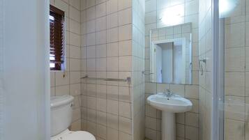 Premium House, 5 Bedrooms | Bathroom | Towels