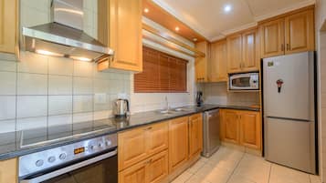 Premium House, 5 Bedrooms | Private kitchen