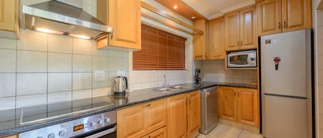 Premium House, 5 Bedrooms | Private kitchen