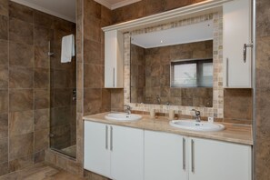 Deluxe-villa - 4 soveværelser | Badeværelse | Badekar, håndklæder