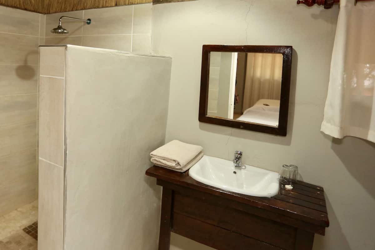 Standard Chalet | Bathroom | Shower, towels