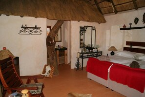 Egyptian cotton sheets, premium bedding, pillowtop beds, desk - Weltevreden Country Guest Lodge (Lephalale)