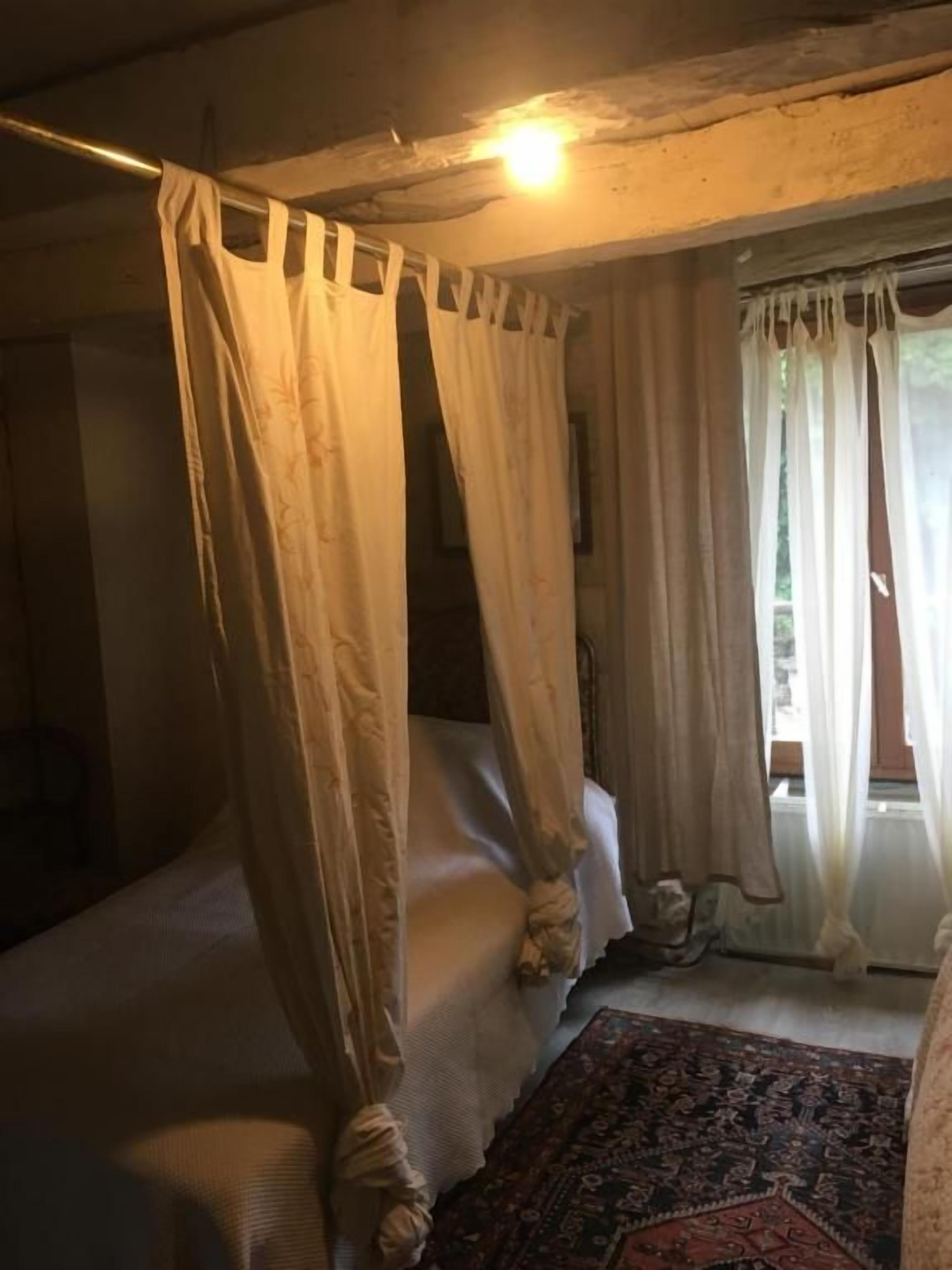 Escritorio, espacio para trabajar con laptop y cortinas blackout 