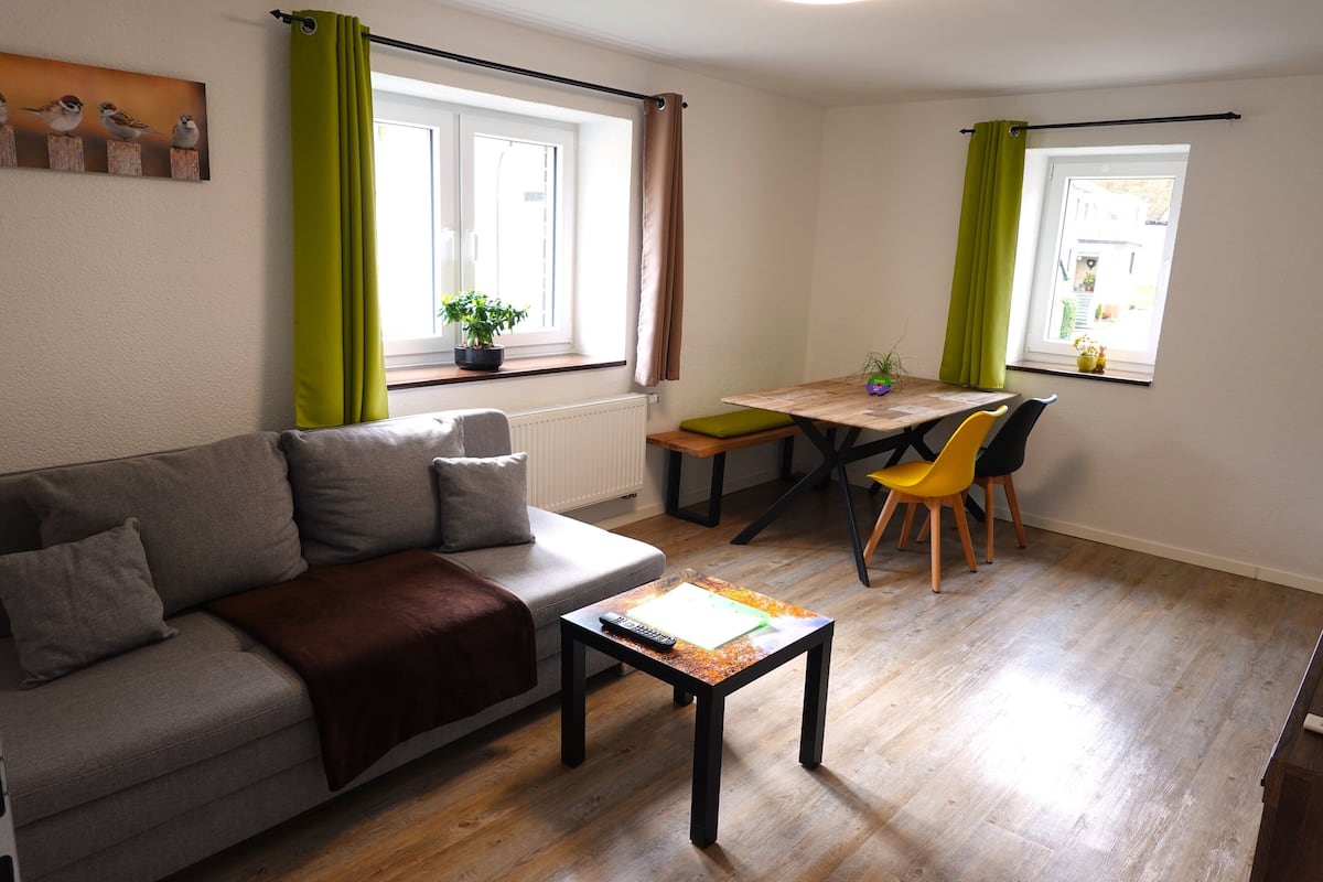 Superior appartement (9-12) | Woonruimte | Een 40-inch flatscreentelevisie met satellietzenders en een smart-tv
