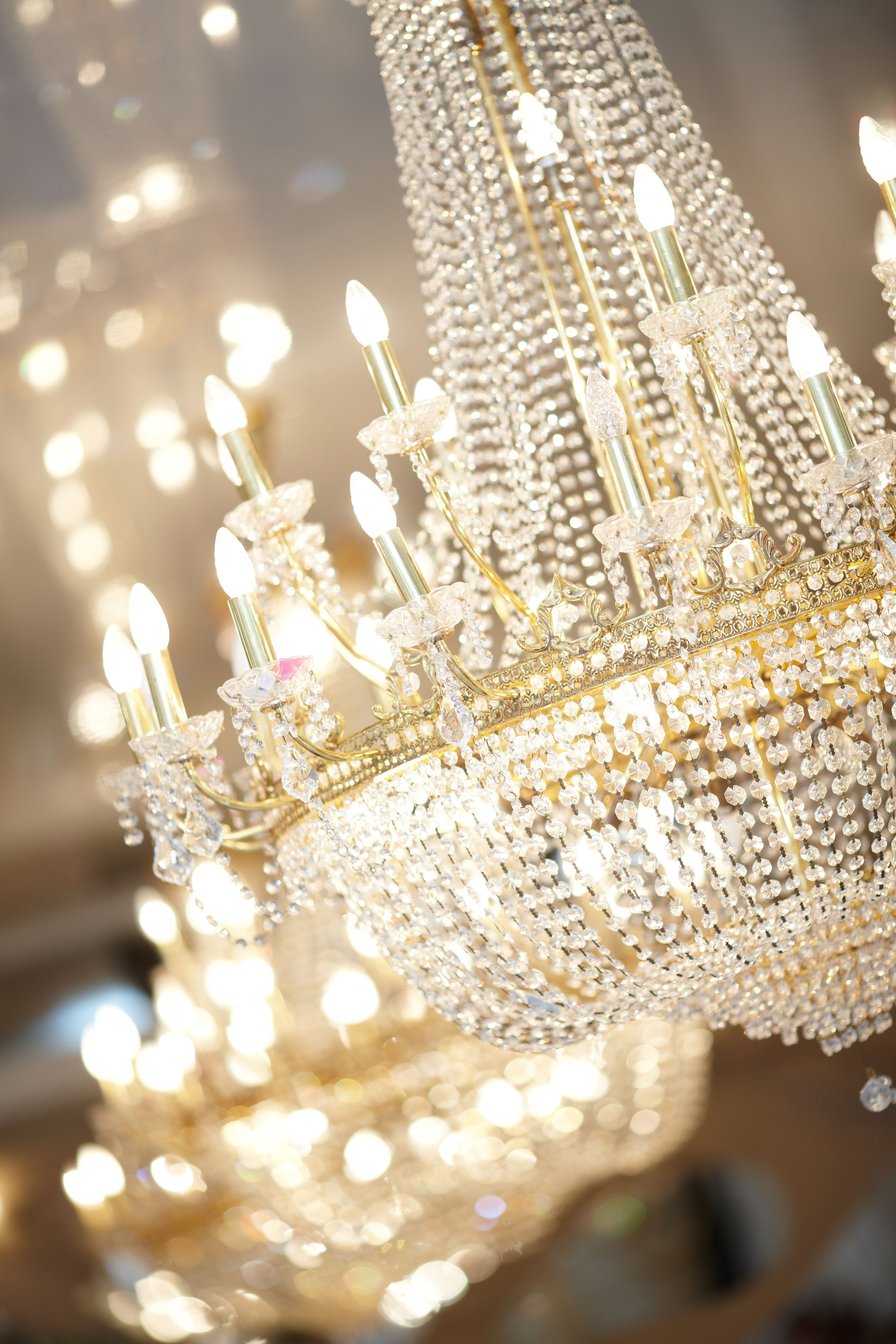 Un candelabro con múltiples lámparas y detalles de cristal.