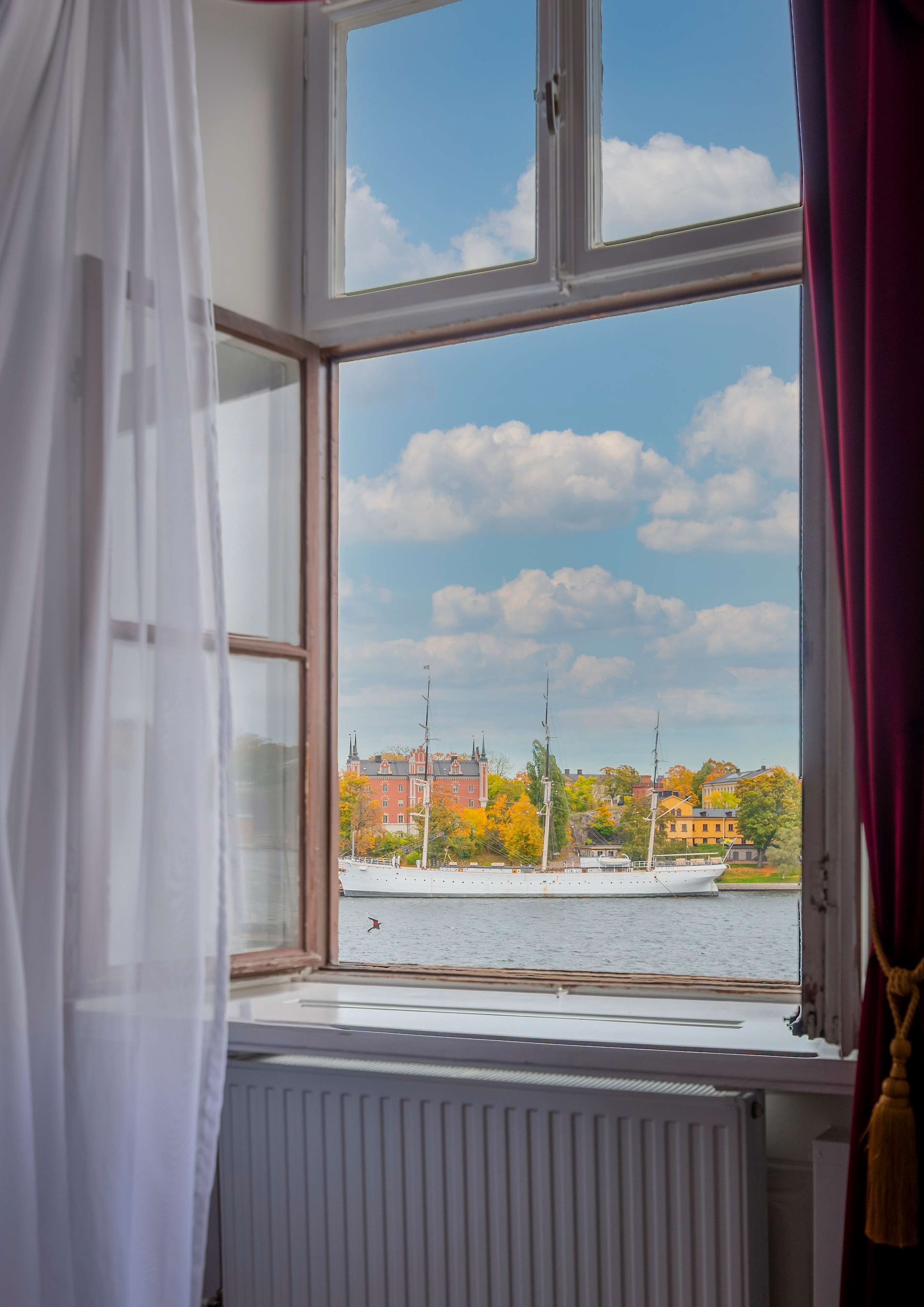 individually decorated, individually furnished, laptop workspace