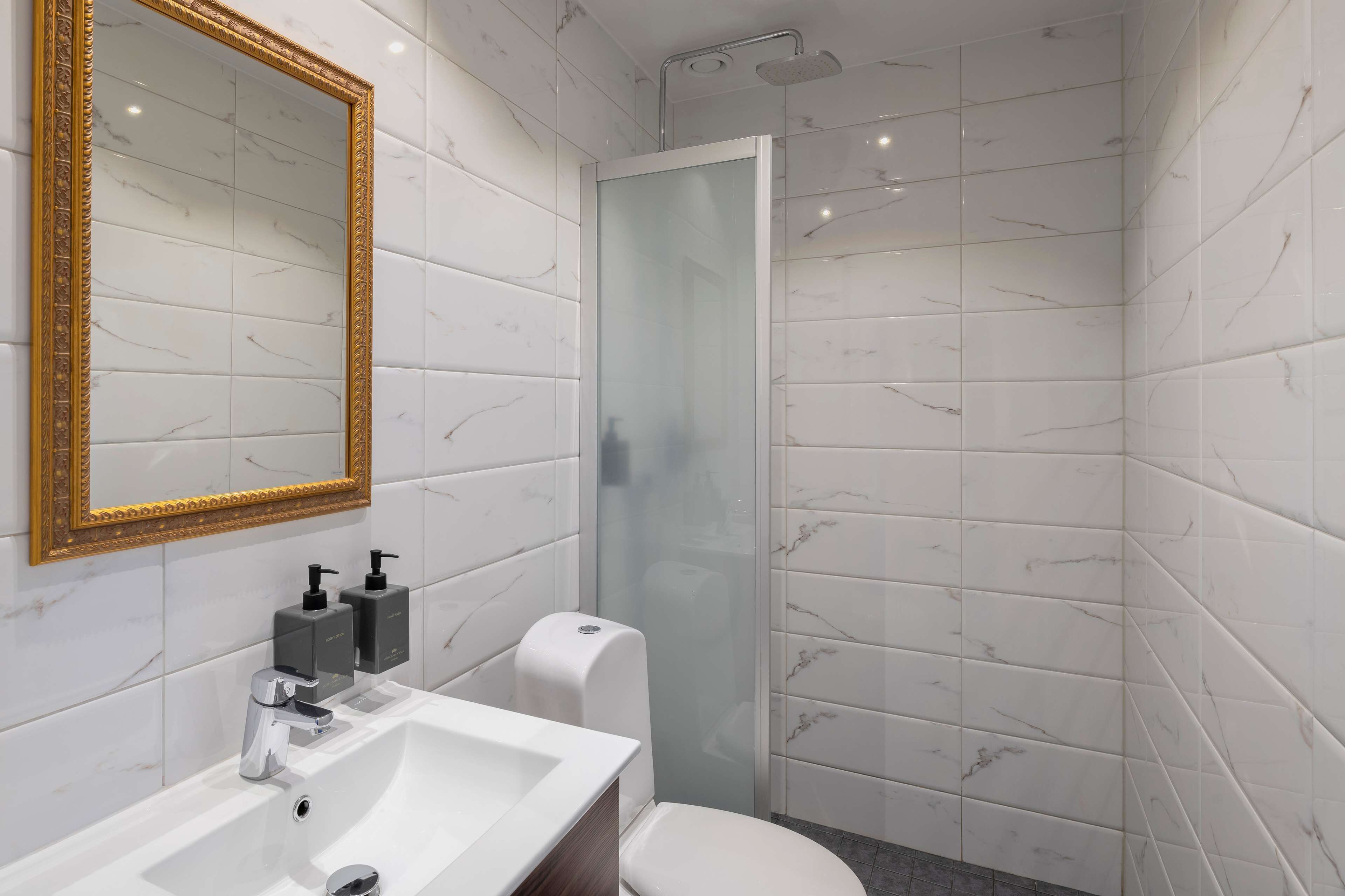 shower, rainfall showerhead, free toiletries, hair dryer