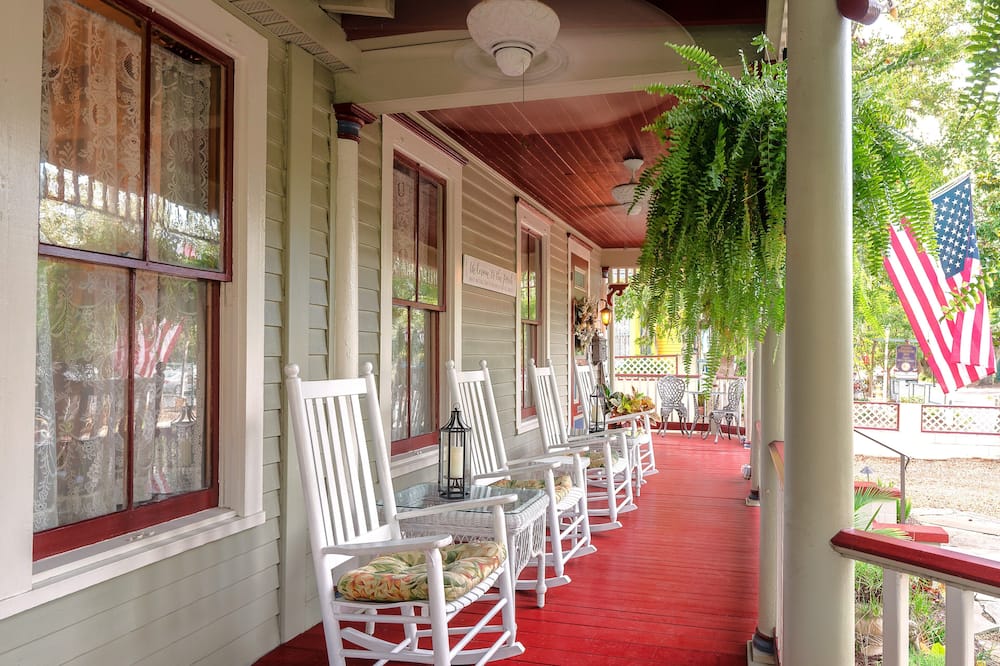 Cedar House Inn