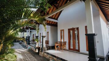 Een bureau, geluiddichte muren, gratis wifi, beddengoed