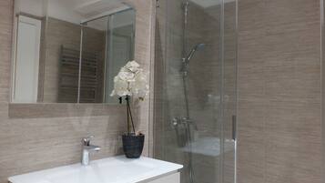 Shower, free toiletries, hair dryer, bidet