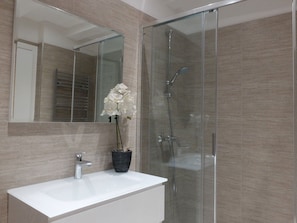 Shower, free toiletries, hair dryer, bidet - Centro Storico Rooms (Ferrara)