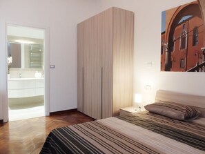 Double Room, 1 Queen Bed | Down comforters, desk, blackout drapes, soundproofing