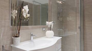 Doccia, set di cortesia gratuito, asciugacapelli, bidet