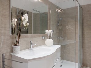 Shower, free toiletries, hair dryer, bidet - Centro Storico Rooms (Ferrara)