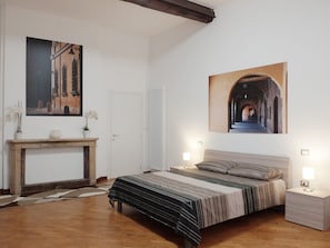 Double Room, 1 Queen Bed | Down comforters, desk, blackout drapes, soundproofing