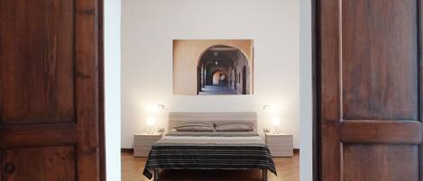 Dubbelrum - 1 queensize-säng | Duntäcken, skrivbord, mörkläggningsgardiner och ljudisolering