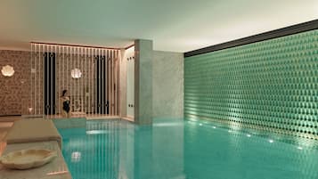Una piscina cubierta