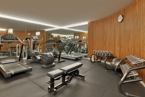 A gym with treadmills, elliptical machines, and weight benches. - The One Monumental Palace (Porto)