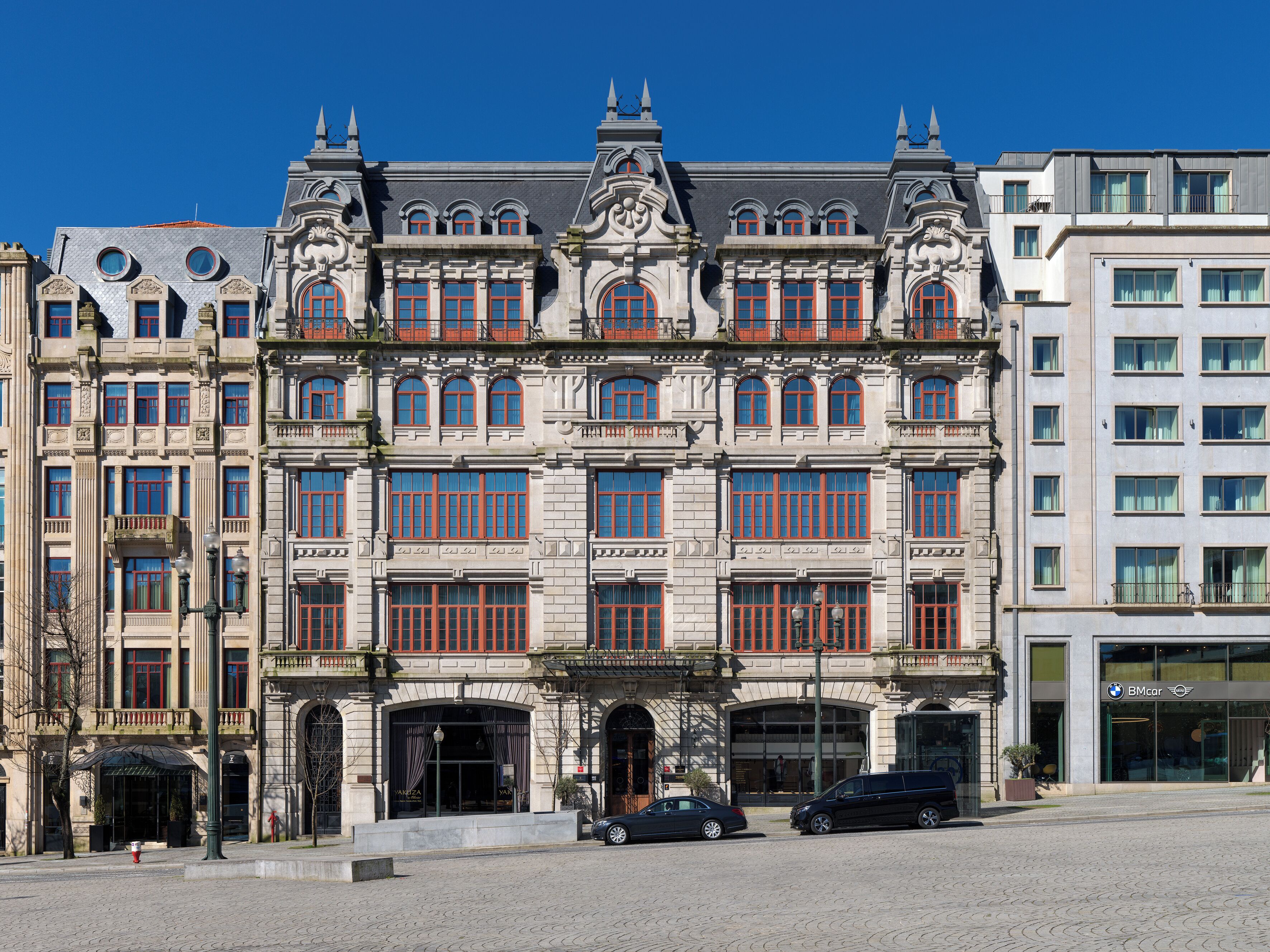 Un edificio histórico de varios pisos, con amplias ventanas y una entrada destacada.