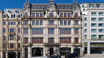 Un edificio histórico de varios pisos, con amplias ventanas y una entrada destacada.