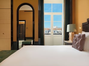 Suite (Monumental) | Egyptian cotton sheets, premium bedding, pillow-top beds, minibar - The One Monumental Palace (Porto)