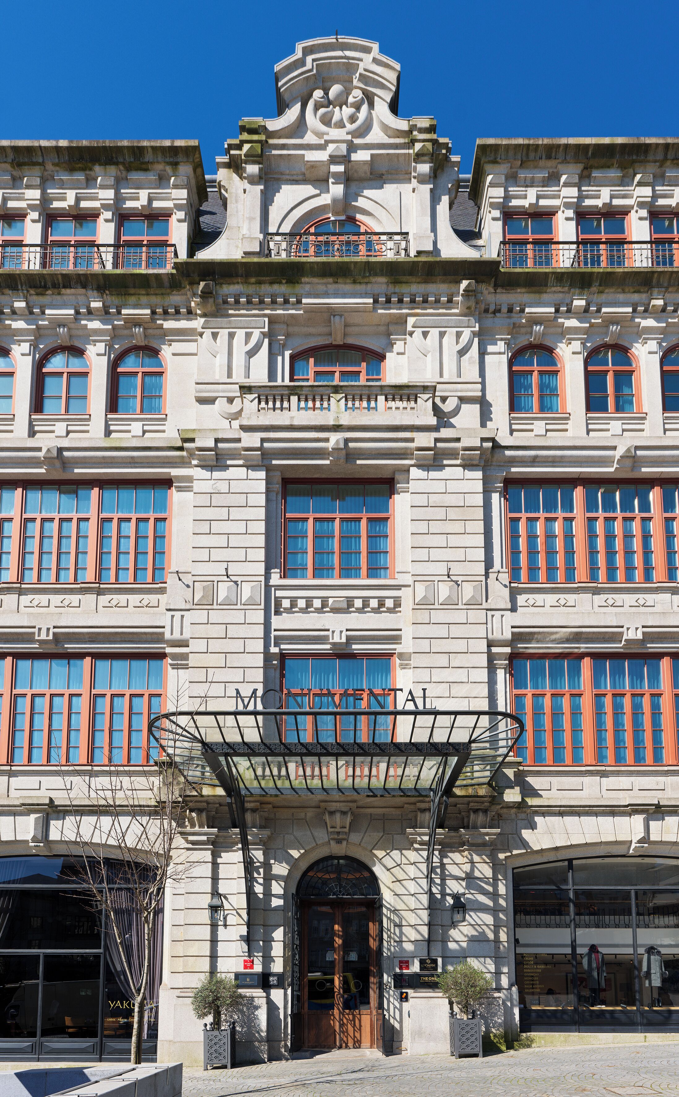 Un edificio histórico con entrada central, varias ventanas y un cartel que dice 'MONTGOMERY'.