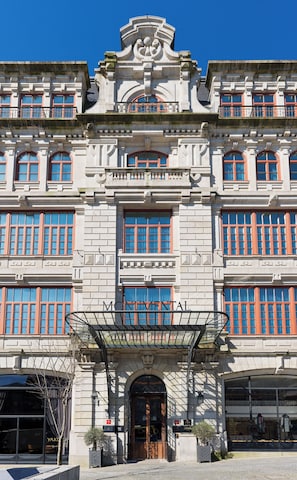 Un bâtiment historique doté d’une entrée centrale, de nombreuses fenêtres et d’une enseigne portant l’inscription « MONTGOMERY ».