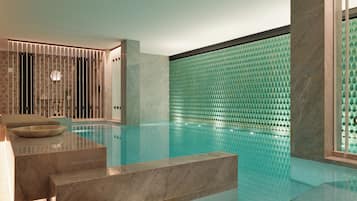 Una piscina cubierta