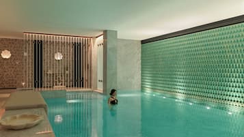 Una piscina cubierta
