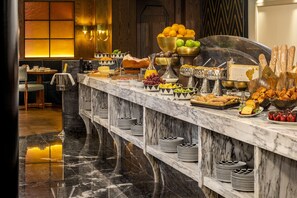 Tägliches großes Frühstück gegen Gebühr