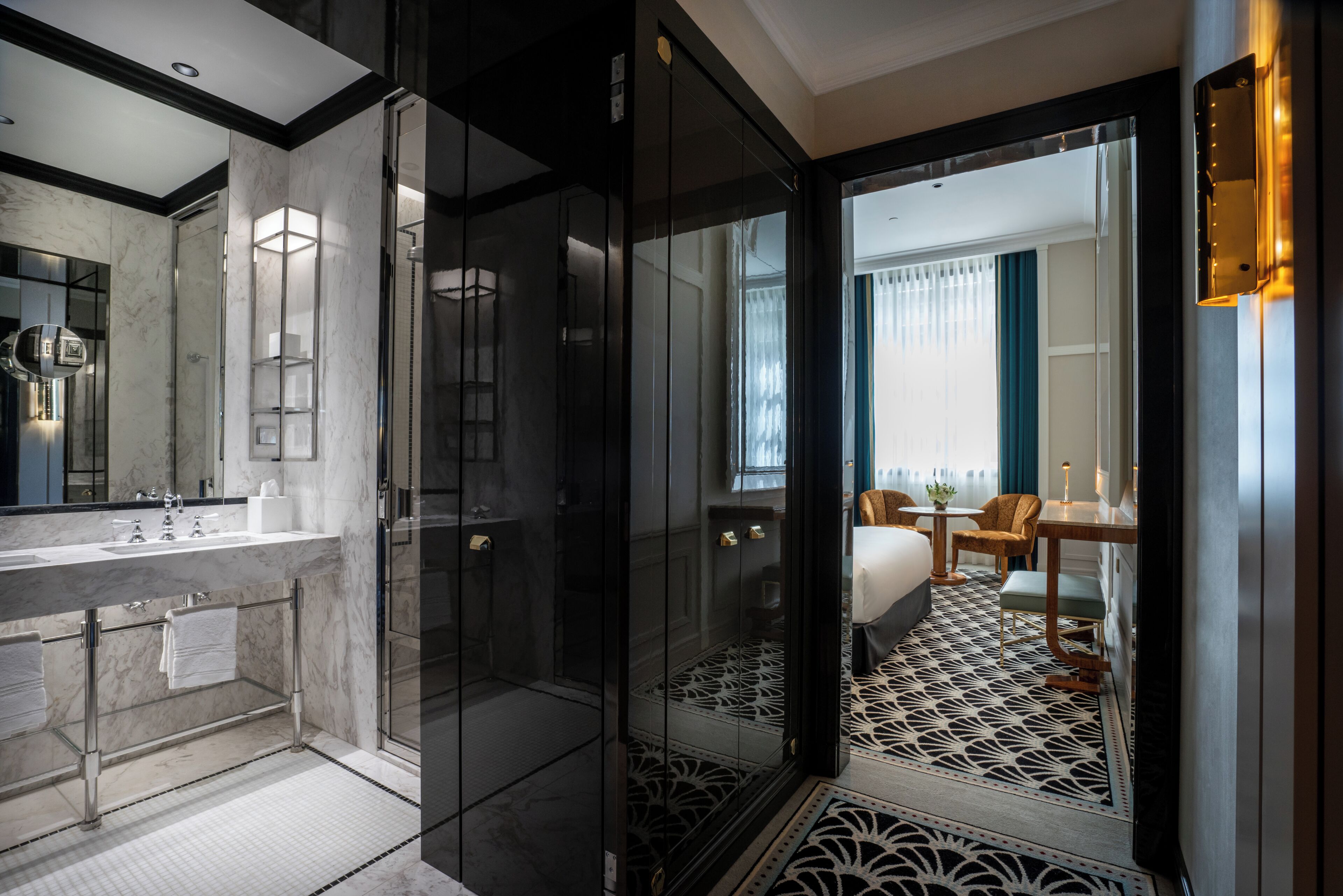 Habitación Deluxe con 1 cama doble o 2 individuales | Baño | Ducha, artículos de higiene personal gratuitos y secador de pelo