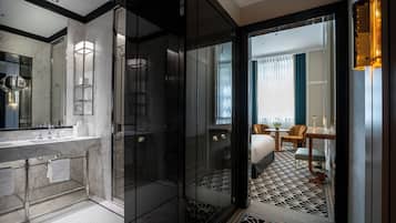 Habitación Deluxe con 1 cama doble o 2 individuales | Baño | Ducha, artículos de higiene personal gratuitos y secador de pelo
