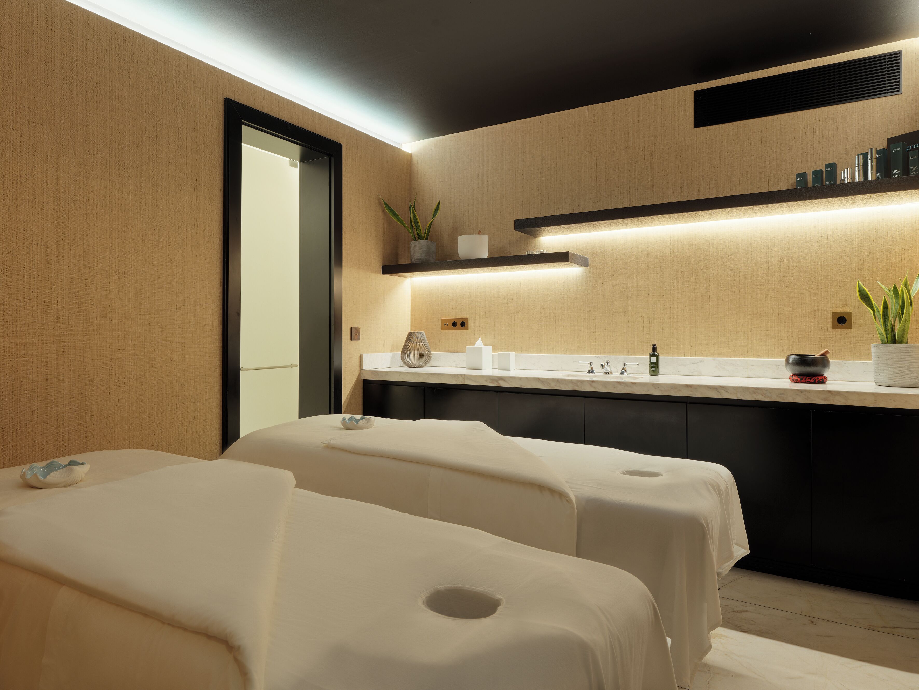 Couples treatment rooms, body treatments, hot stone massages